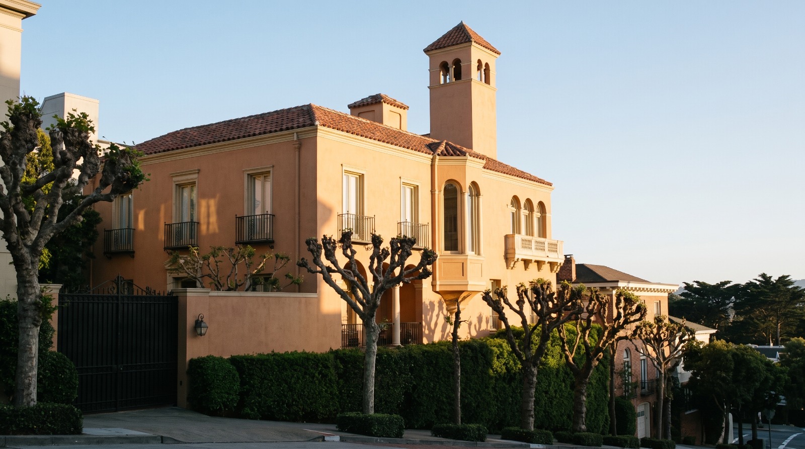 Illustration of the Willis Polk palazzo at 3277 Pacific Avenue in Presidio Heights, San Francisco, with its tower and pollarded plane trees.