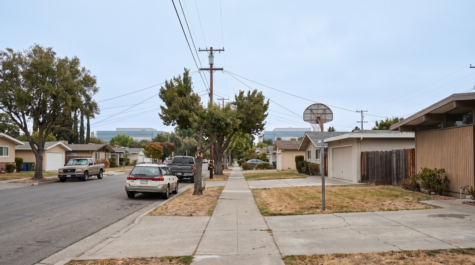 A Santa Clara residential street near Silicon Valley tech campuses, where Bay Area tech layoffs ripple into the local housing market.