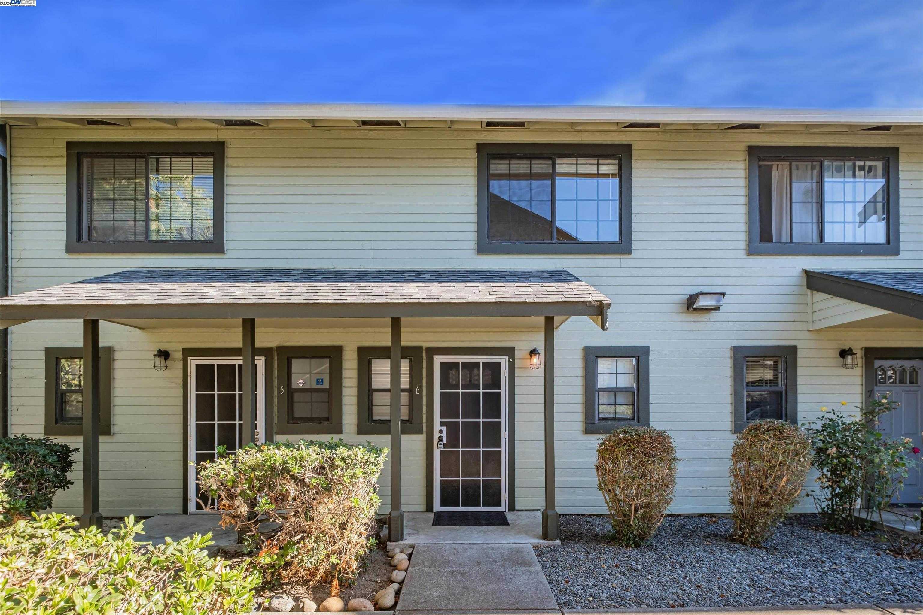 Neighborhood Neighborhood-20