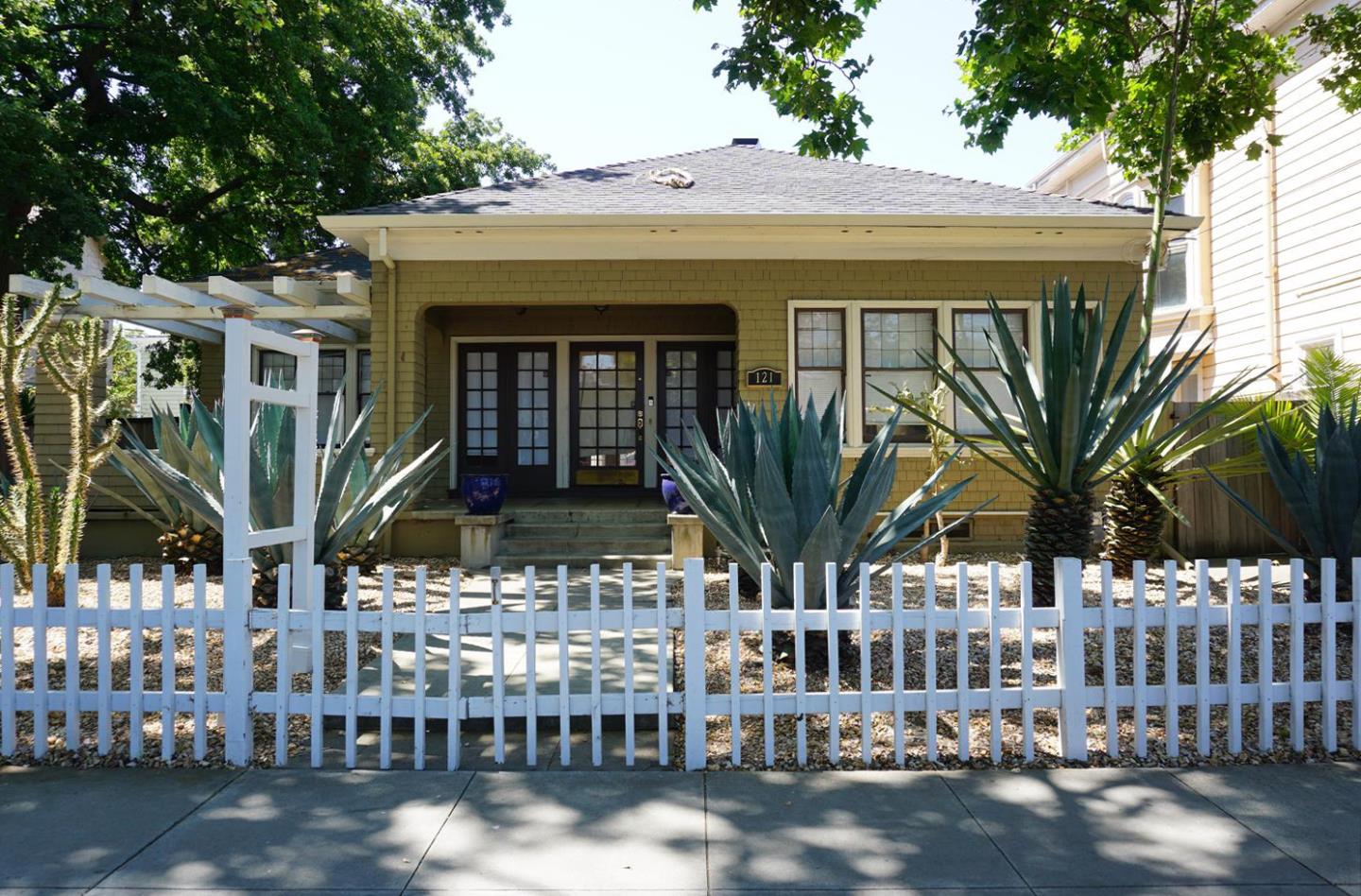 Neighborhood Neighborhood-20