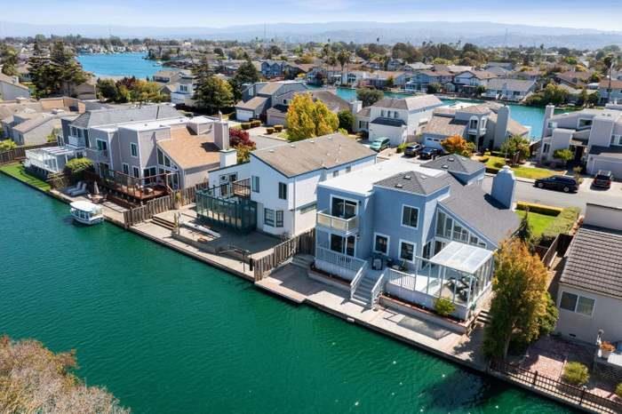 Neighborhood Neighborhood-20