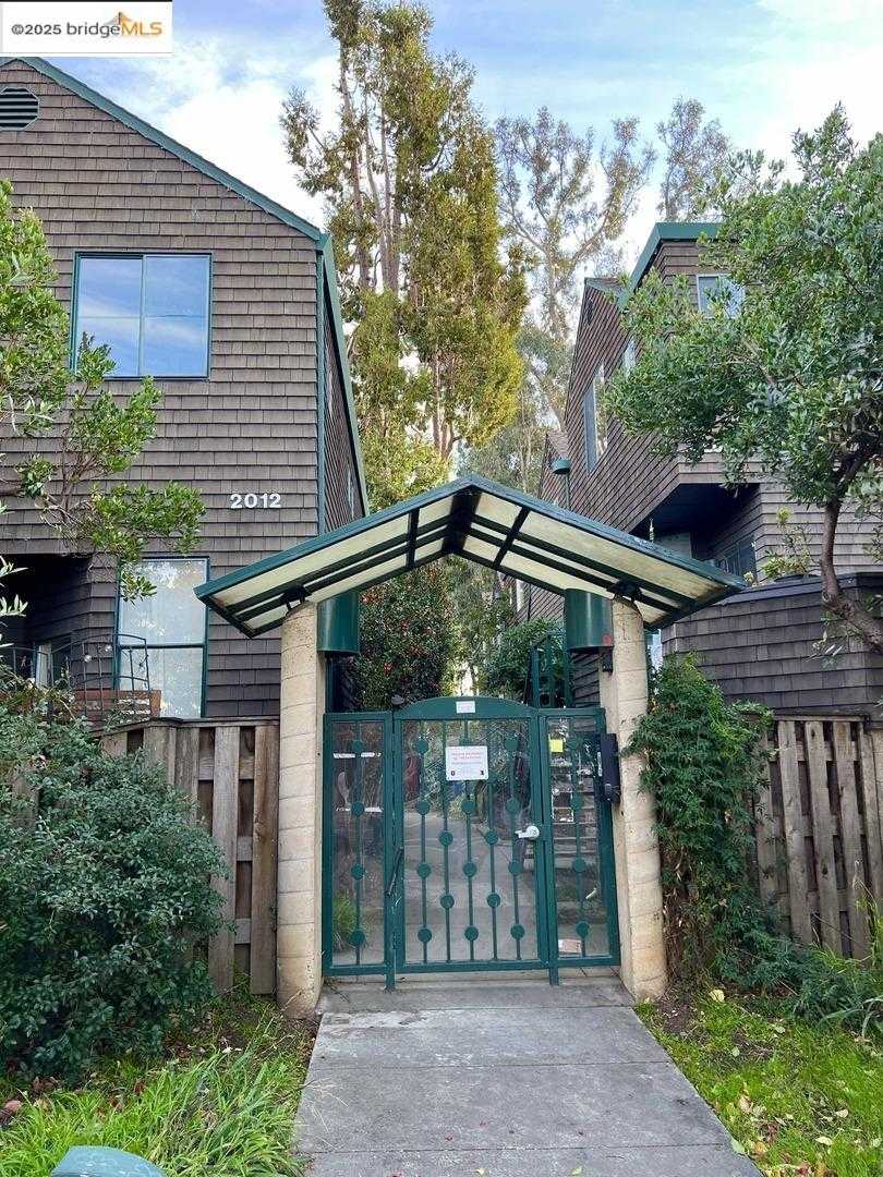 Neighborhood Neighborhood-20