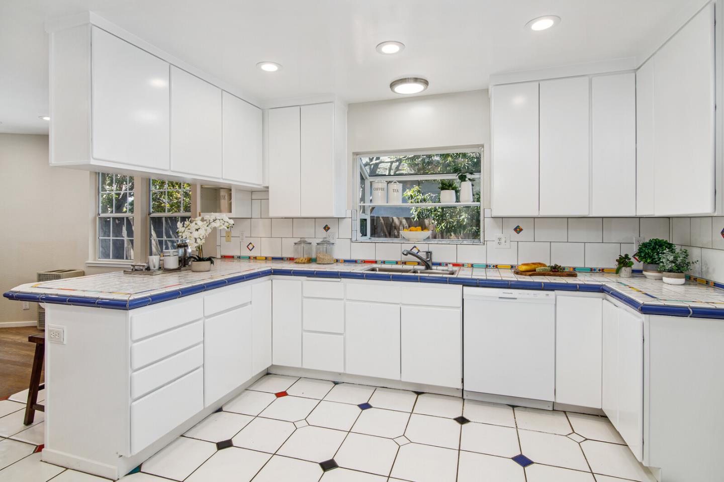 Neighborhood Neighborhood-20