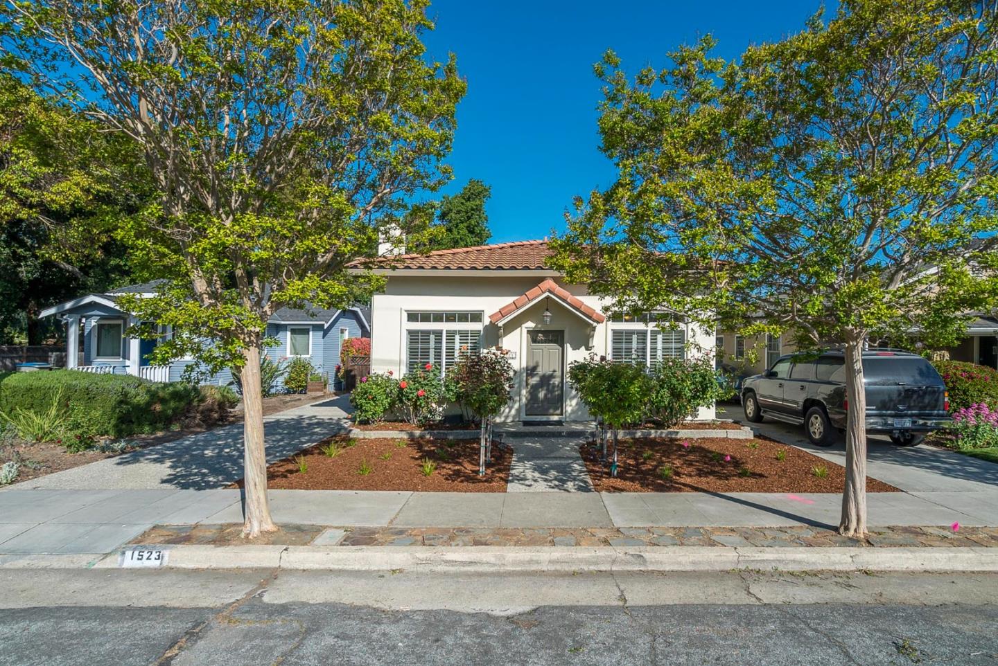 Neighborhood Neighborhood-20