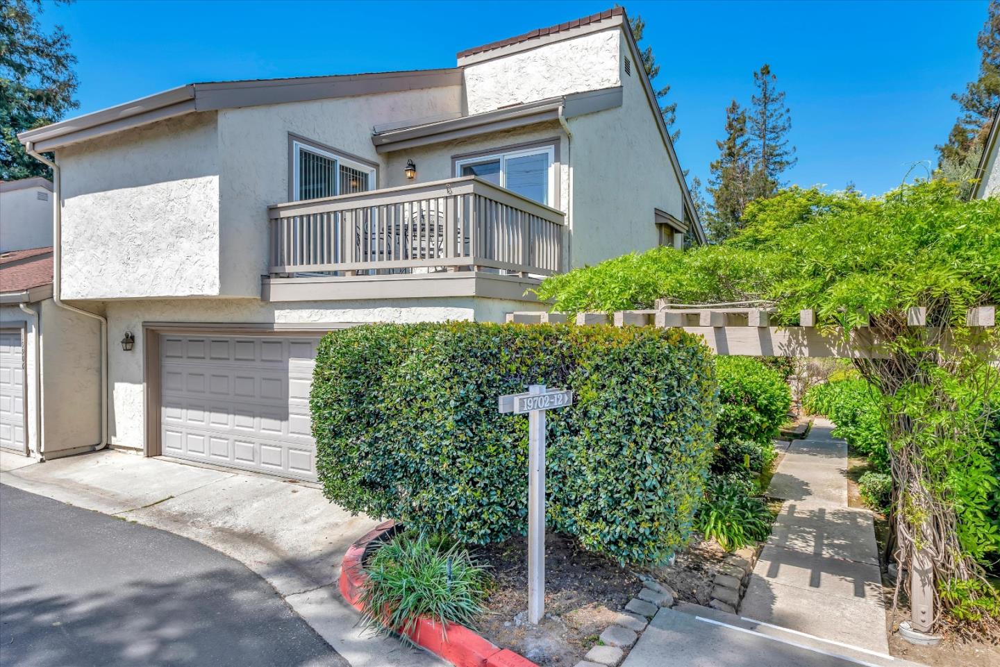 Neighborhood Neighborhood-20