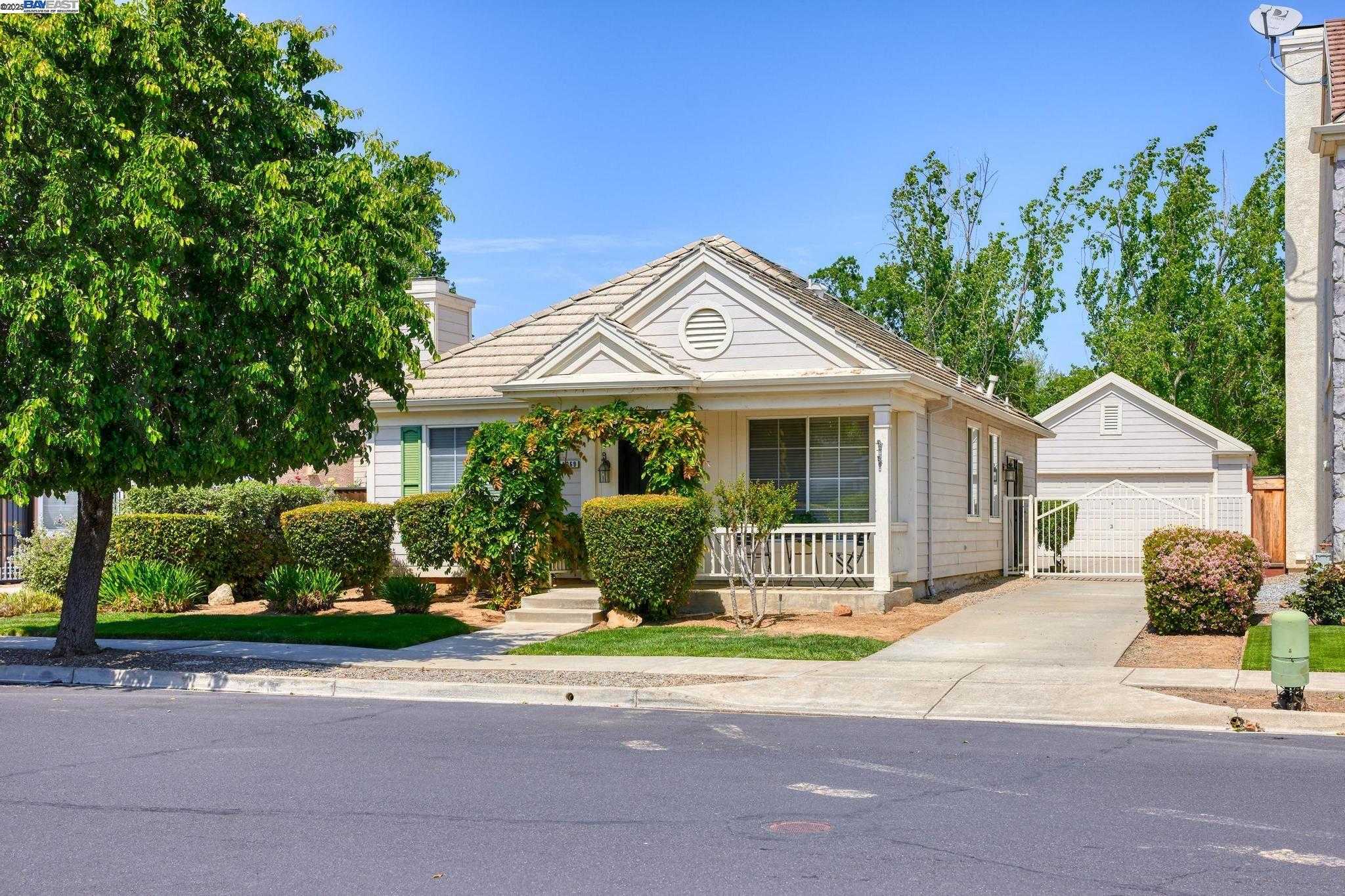 Four Seasons, Brentwood, CA neighborhood